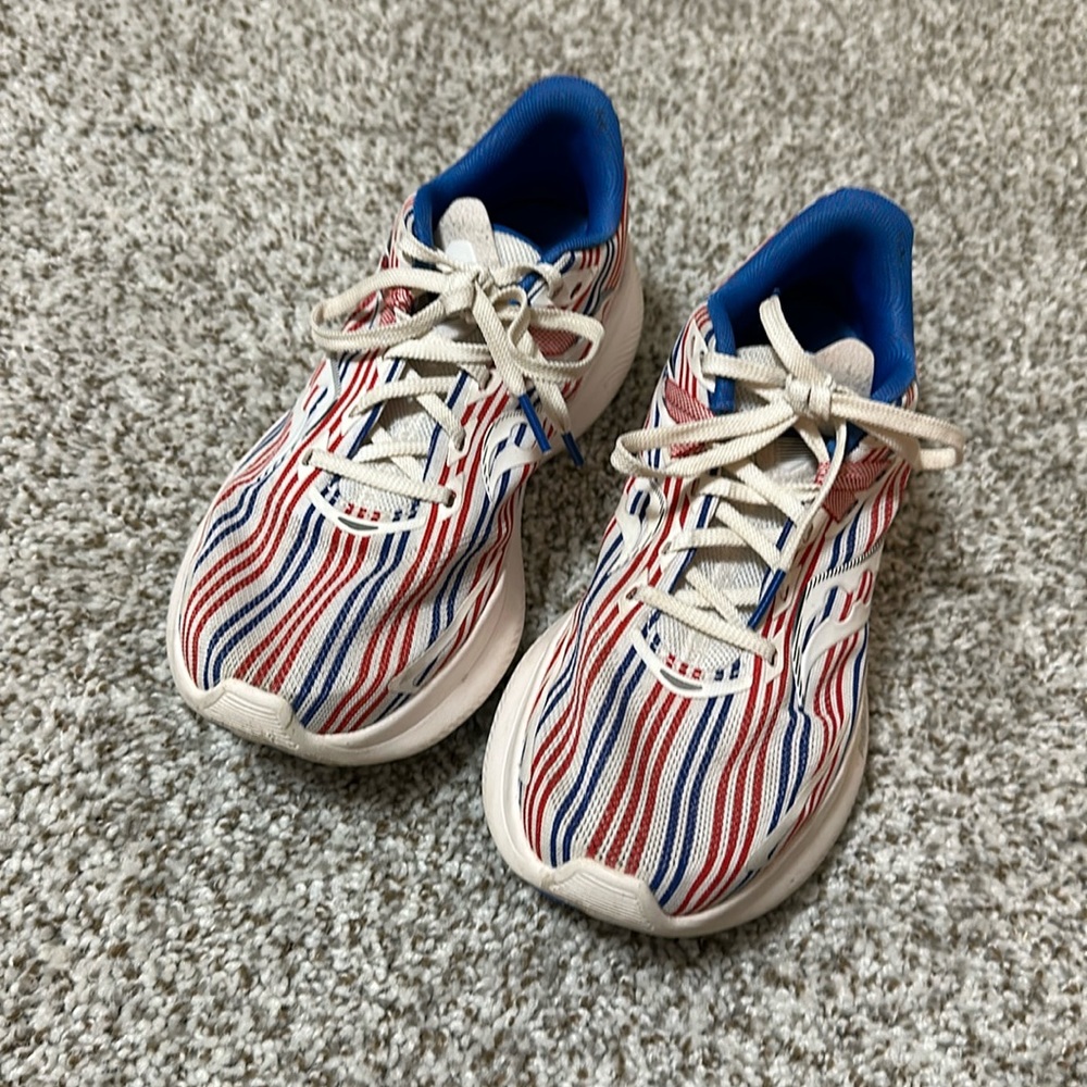 Saucony size 8 Running Shoe